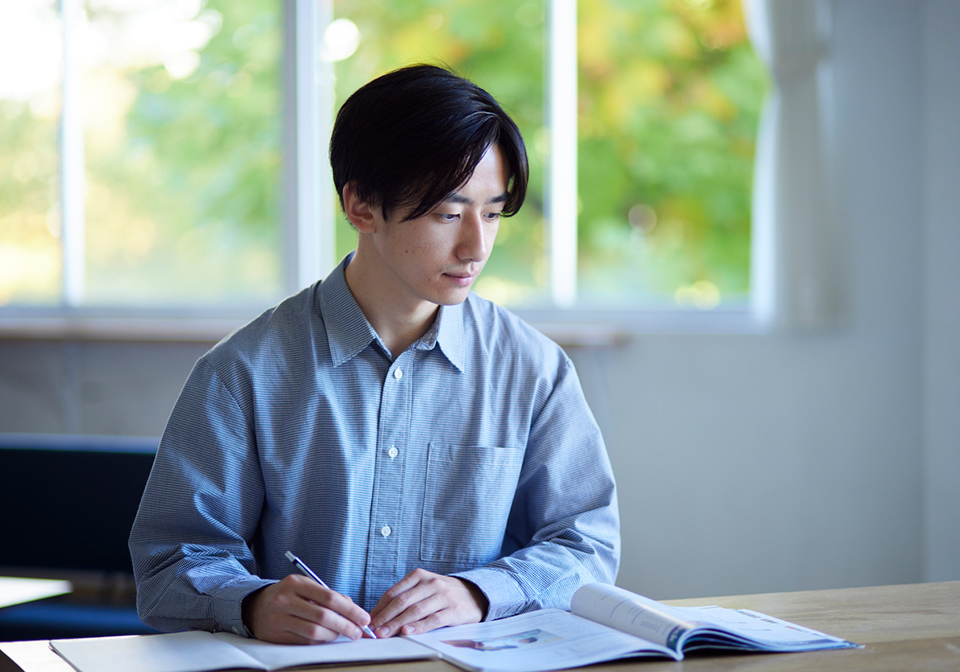 勉強する男子学生