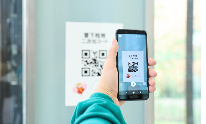 二次元コードを読み取っている様子