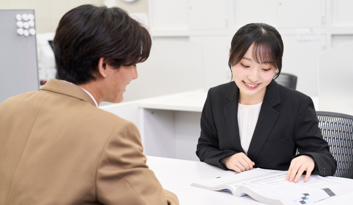 先生に個別相談している様子